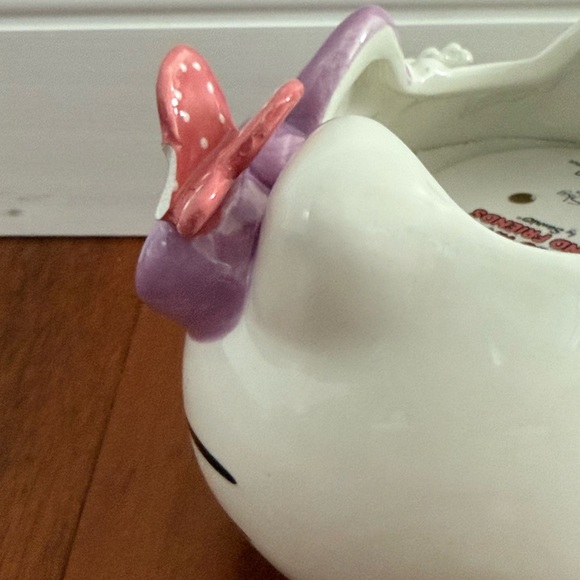 Damaged-Hello Kitty Blue Sky Ceramic Planter With Daisy Flowers Butterfly Detail - Picture 3 of 9